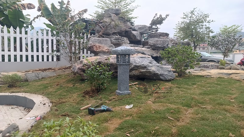 Loa đá sân vườn hình cột đèn 